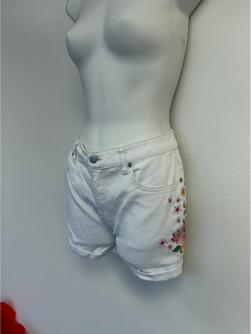 Harper Heritage White Denim Shorts with Floral Embroidery Size 29